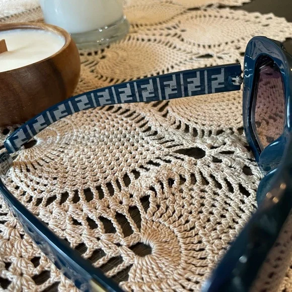Fendi sunglasses No case - Picture 4 of 6